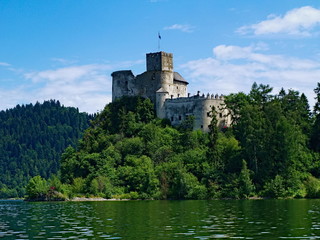 Fototapeta na wymiar Castle on the lake Czorsztyn, Niedzica Castle also known as Dunajec Castle