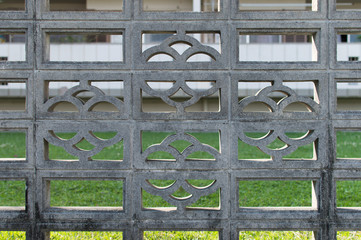 アーチ状の模様が施されたブロック塀