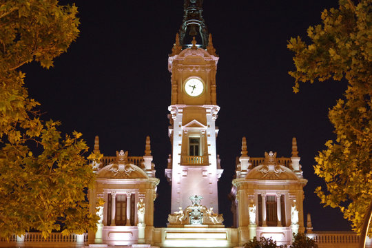 Imagen nocturna del Museo y sede del Ayuntamiento de Valencia