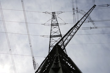 Abgehende Leitungen von einem Strommasten, Freileitungsmast