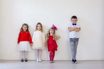 Naklejka premium three girls and boy friends in a white room