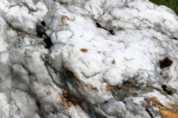 Rocce di quarzo sui prati del Gottardo