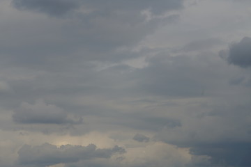 Regen Wolken Himmel mit dezenten Schattierungen