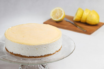 Cold lemon cake with cookies, lactose-free