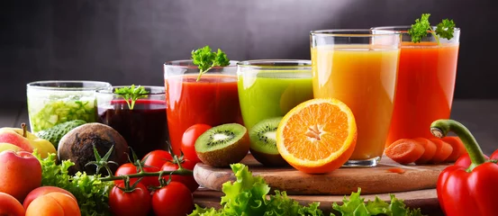 Fotobehang Eetkamer Glazen met verse biologische groente- en fruitsappen