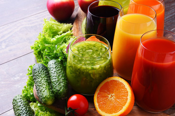Glazen met verse biologische groente- en fruitsappen