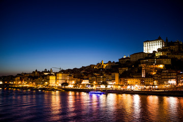 Fototapeta na wymiar Vista nocturna de la ciudad de Oporto sobre el río Duero, Portugal