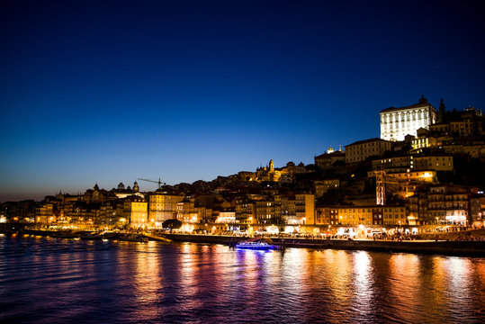 Vista nocturna de la ciudad de Oporto sobre el r&iacute;o Duero, Portugal
