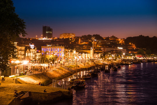 Paisaje nocturno de las bodegas en la orilla del r&iacute;o Duero en Oporto