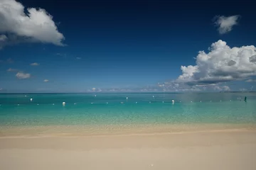 Crédence de cuisine en verre imprimé Plage de Seven Mile, Grand Cayman Crystal clear waters and pinkish sands on empty seven mile beach on tropical carribean Grand Cayman Island