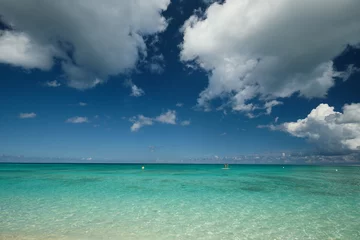 Cercles muraux Plage de Seven Mile, Grand Cayman Crystal clear waters and pinkish sands on empty seven mile beach on tropical carribean Grand Cayman Island