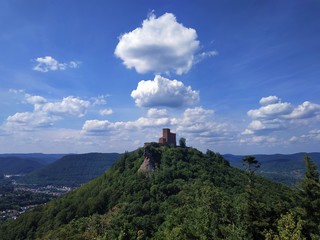 Fototapeta na wymiar Interesting cloud formation over Trifels castle located on hill top