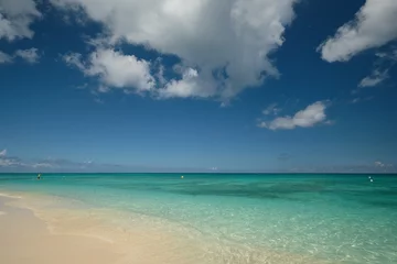 Papier Peint photo Plage de Seven Mile, Grand Cayman Eaux cristallines et sable rosé sur une plage vide de sept milles sur l& 39 île tropicale des Caraïbes Grand Cayman