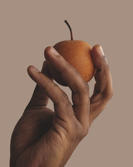 Mão e fruta .1