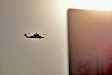 Transporthubschrauber im Gegenlicht © Peter