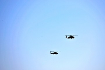 Zwei Hubschrauber im Formationsflug