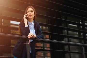Fototapeta premium oung business woman talking on phone