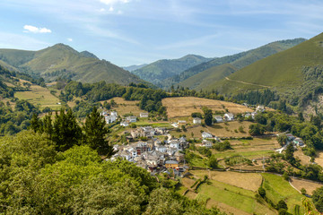 Fototapeta na wymiar Pueblo Asturiano en las montañas.