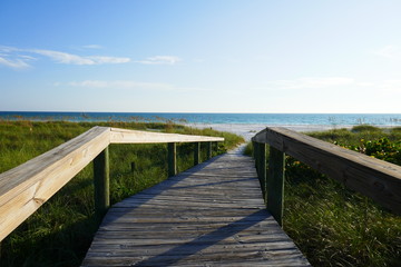 Woody Boardwalk to the beach 