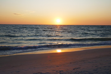 Fototapeta na wymiar Sunset at the beach 