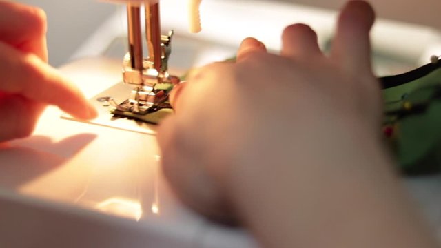 Costura casera de tejido al detalle