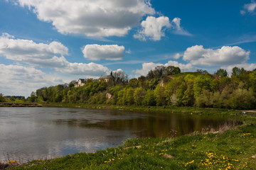 Fototapeta na wymiar Zamek i rzeka 
