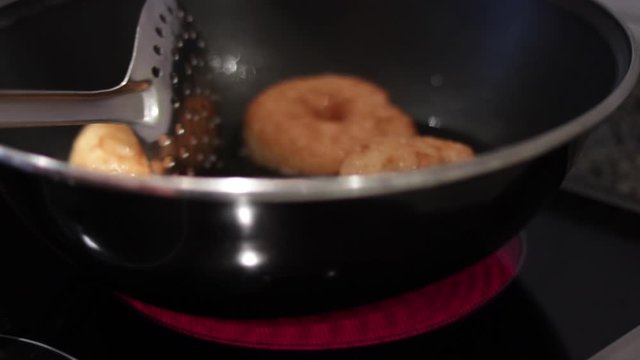 Freidura casera de donuts en pasteleria