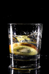 Tranche de kiwi qui plonge dans l'eau