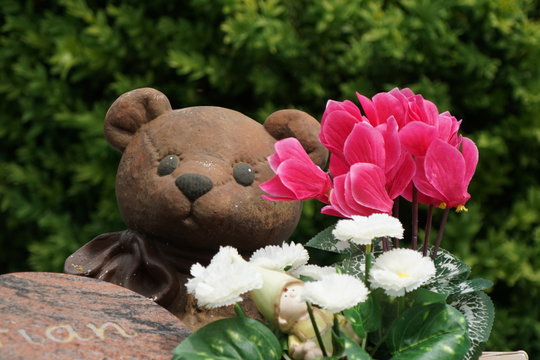 Teddy auf Kindergrab in Bad Hersfeld