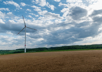 Fototapeta na wymiar verschiedene Windmühlen und Windräder auf einem Feld in Deutschland.