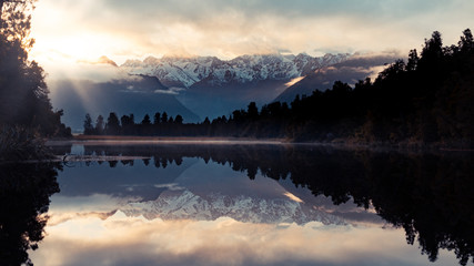 Lake Matheson bei Sonnenaufgang mit Blick auf den Mount Cook/Aoraki beim Fox Glacier mit der perfekten Spiegelung