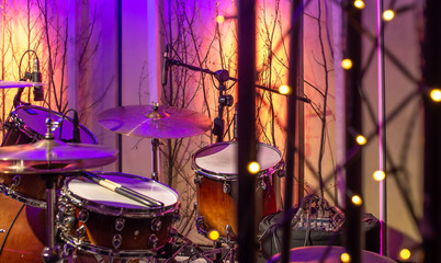 Obraz premium Bright recording Studio. A room for musicians ' rehearsals, with a drum kit in the background. The concept of musical creativity.