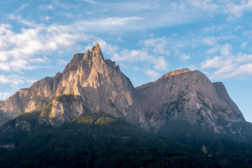 Fototapeta premium Blick auf den Berg Schlern in den Südtiroler Dolomiten in Italien bei Sonnenuntergang
