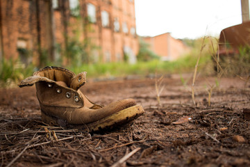 O que sobra são so pegadas para trás 