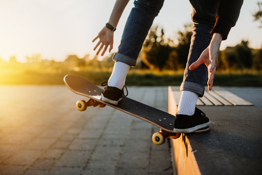Skateboarder grindet an der Kante einer Bank 