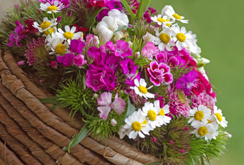 Sommerliches Blumengesteck in einem Weidenkorb
