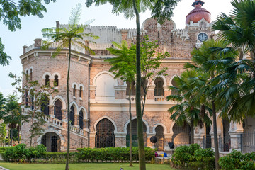 Obraz premium Backyard and garden of the Sultan Abdul Samad Building, build 1897 in Mughal architecture, in the historical centre of Kuala Lumpur, the capital of Malaysia