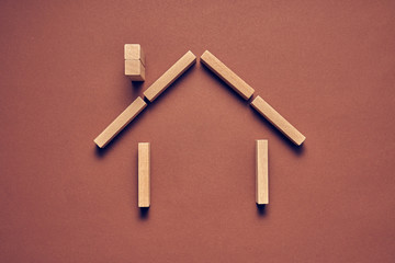 Biznesowa koncepcja dom z drewnianych klocków ułożony w konceptualnym wizerunku - obrazy, fototapety, plakaty