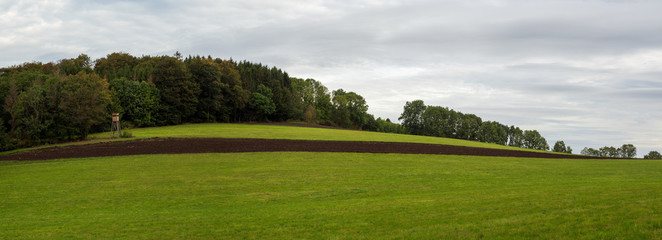 Panorama einer Landschaft in der Rhön - Feld, Wald und Wiese