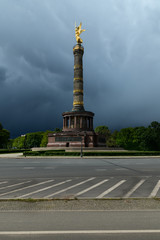 Fototapeta na wymiar Siegessäule Berlin, Gewitterhimmel, Deutschland