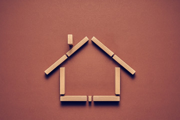 Fototapeta na wymiar Biznesowa koncepcja dom z drewnianych klocków ułożony w konceptualnym wizerunku