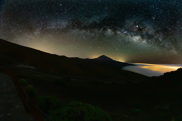Voie lactée dans le ciel printanier au-dessus du sommet du volcan Teide. Parc National près de l& 39 Observatoire. Jupiter scintille entouré d& 39 amas d& 39 étoiles et de nébuleuses. Veilleuses au-dessus de la côte nord de Tenerife