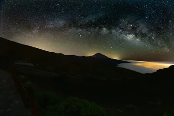Photo sur Plexiglas Chambre à coucher Voie lactée dans le ciel printanier au-dessus du sommet du volcan Teide. Parc National près de l& 39 Observatoire. Jupiter scintille entouré d& 39 amas d& 39 étoiles et de nébuleuses. Veilleuses au-dessus de la côte nord de Tenerife