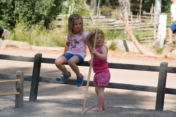 Zwei kleine Mädchen auf einem Spielplatz im Sommer 