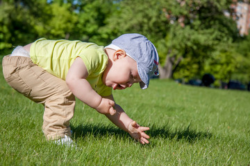 Fototapeta na wymiar Warm may. Spring walk. Funny games for children on the lawn.