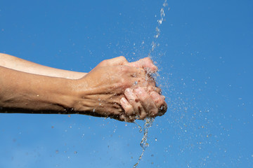 Händewaschen unter fließendem Wasser in der Natur