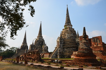 Fototapeta premium The three magnificent chedi of Wat Phra Si Sanphet in Ayutthaya