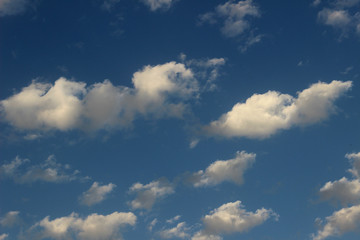 Cielo azul con nubes blancas. Imagen perfecta para fondo