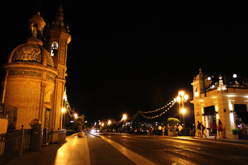 Obraz premium Puente de Triana en Sevilla por la noche
