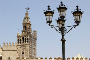 Fototapeta na wymiar Torre de la Giralda de Sevilla (Andalucía, España)